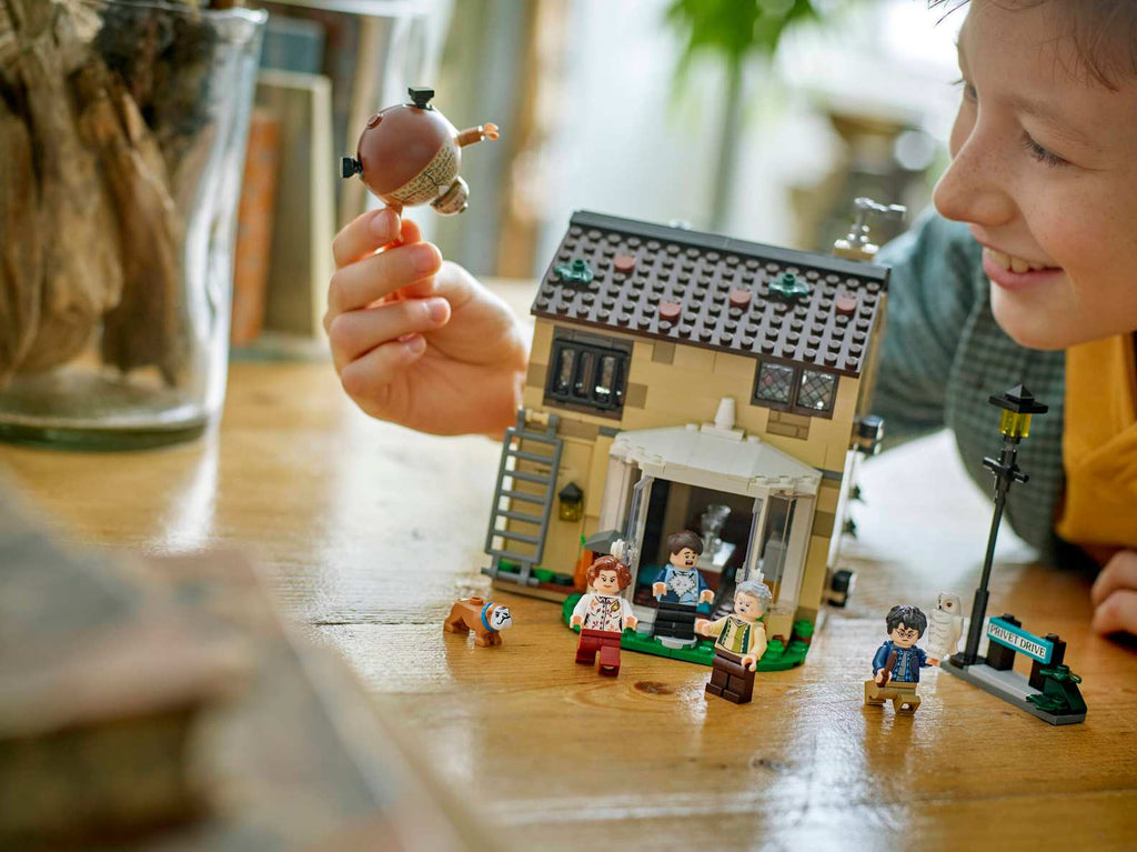 LEGO® Harry Potter™ #76451 Privet Drive: Aunt Marge's Visit product image 9, provided for visual reference and product